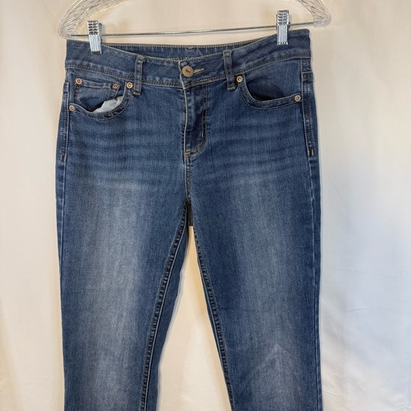 Maurices Woman’s Mid-Rise Medium Wash Bootcut Jeans — 9/10 Long - Picture 5 of 13